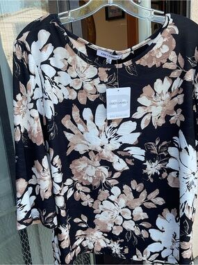 Emily Daniel Women's Black Floral Scoop Neck Top - Cream/Tan Print